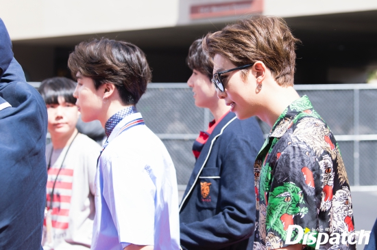 This feeling, the look-around...RM, the leaders swag. BTS RM flaunts extraordinary swag on BillboardsBTS (BTS) stepped on the Billboards Award Red Carpet at the MGM Grand Garden Arena in Las Vegas at 5 p.m. on Tuesday.BTS showed off its dandy casual on the day, walking Red Carpet down a protocol vehicle provided by Billboards, with local reporters competing for hot coverage.The reaction of the world Ammy was also explosive. BTS shouted and shouted hot. BTS responded to fans with a relaxed Fan service.Meanwhile, BTS will unveil its new song Fake Love at the 2018 Billboards Music Awards, and the top social artist category, which was awarded last year, was also nominated.far-feelingleaders swagatmosphere, over-the-wall