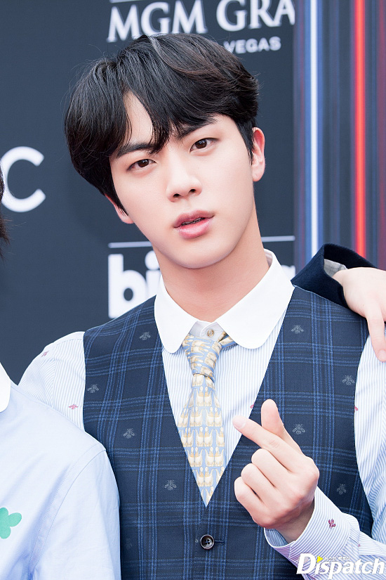 BTS Jin showed off cute Fan serviceBTS (BTS) stepped on the Billboards Award Red Carpet at the MGM Grand Garden Arena in Las Vegas at 5 p.m. on Tuesday.BTS showed off its dandy casualness on the day, walking Red Carpet down a protocol vehicle provided by Billboards; local coverage Jins showed a hot coverage race.The reaction of the world Ammy was also explosive. BTS shouted and shouted hot. BTS responded to fans with a relaxed Fan service.Meanwhile, BTS will unveil its new song Fake Love at the 2018 Billboards Music Awards, and the top social artist category, which was awarded last year, was also nominated.Walwahan (Thumb)?Wolwakyu (T)!Reversal Visuals.