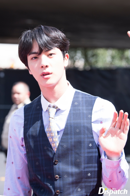 BTS Jin showed off cute Fan serviceBTS (BTS) stepped on the Billboards Award Red Carpet at the MGM Grand Garden Arena in Las Vegas at 5 p.m. on Tuesday.BTS showed off its dandy casualness on the day, walking Red Carpet down a protocol vehicle provided by Billboards; local coverage Jins showed a hot coverage race.The reaction of the world Ammy was also explosive. BTS shouted and shouted hot. BTS responded to fans with a relaxed Fan service.Meanwhile, BTS will unveil its new song Fake Love at the 2018 Billboards Music Awards, and the top social artist category, which was awarded last year, was also nominated.Walwahan (Thumb)?Wolwakyu (T)!Reversal Visuals.