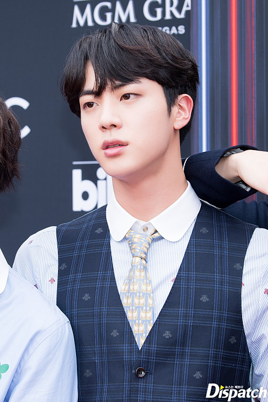 BTS Jin showed off cute Fan serviceBTS (BTS) stepped on the Billboards Award Red Carpet at the MGM Grand Garden Arena in Las Vegas at 5 p.m. on Tuesday.BTS showed off its dandy casualness on the day, walking Red Carpet down a protocol vehicle provided by Billboards; local coverage Jins showed a hot coverage race.The reaction of the world Ammy was also explosive. BTS shouted and shouted hot. BTS responded to fans with a relaxed Fan service.Meanwhile, BTS will unveil its new song Fake Love at the 2018 Billboards Music Awards, and the top social artist category, which was awarded last year, was also nominated.Walwahan (Thumb)?Wolwakyu (T)!Reversal Visuals.