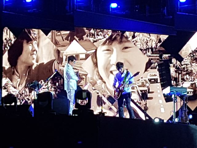 가왕이 위대한 탄생의 기타리스트 최희선이 연주하는 모습을 지켜보고 있다. 윤나겸 크리에이티브디렉터(CD) 제공