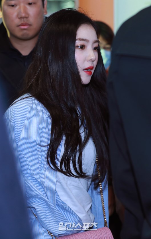 Red Velvets Wendy, Joey, Iri, Yerry and Seulgi are entering the arrivals hall.On this day, the members left for Hong Kong on the 20th and entered the day after digesting the schedule.