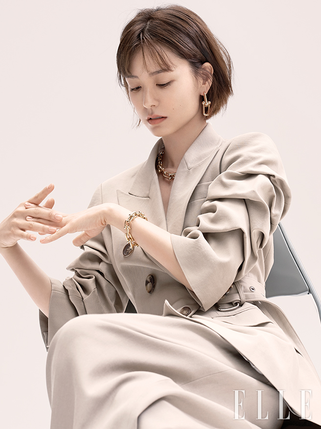 Jung Yu-mi is a TVN drama Love Live!(Live), he played the role of new police officer Han Jeong-oh, convincingly drawing the inside of a complex character, leading to the sympathy of many viewers.In this cover picture, which was conducted with Elle (ELLE), the chic hair style, red lip and jewelery layering attracted attention by emitting a subtle yet modern beauty.Through the interview after the filming, I remember that Love tooth was so liked and loved.If I did not meet this work, I would not have been able to do it now. Other works are precious, but it is the biggest work in my heart. Jung Yu-mi said,I was open about (Live): The experience of Youns Kitchen was so good.There are some changes in themselves through that time, and people feel more free than they are trapped because they know more than before.I felt that my gaze had diversified through the entertainment program, and there were many things that were right and wrong, and it seemed to be easy to choose a work or meet someone.Its a very grateful experience, he said.There are many events in Love Live! (Live) but I came to think more about human dignity.I also thought that it was fortunate to meet these stories, whether the most basic thing that humans should have as human beings, I really live well in them.I was very happy to talk with these people, he said, and I was very happy to have a lot of friends and actors in the field.Jung Yu-mi, who has been expressing his character with his unique loveliness through the drama I need romance in 2012 and Discovery of Love, and has established the position of Loco Queen with the nickname of Bly.Through Live, he showed the true value of the actor by studying the genre.