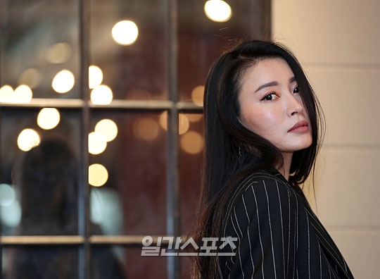 He was still unabashed and proud.Huang Bo (38 and Huang Bo Hye-jung), who appeared on the entertainment program JTBC Knowing Brother for a long time, gave off an intense force to suit the Girl Crush feature.I stood up without blinking my eyes as I talked about the episode with Kang Ho-dong. Huang Bo was a possible comment.- The body is the same. I have been doing Exercise steadily since I was a child. I would like to recommend Exercise as a child.I recommend you to do Exercise when you are young because you have a body that you have once held for quite a while. Im not in any trouble. I dont have much to contact you about. I cant leave a contact on the portal.He said he was getting a lot of contact with his former manager.I was still going to Hong Kong a few years ago, but I was not going to be an entertainer, but my popularity fell, but I did not go anywhere.I thought what I had to do again was to go before people. Thank you for the support. I was tired of my entertainment life. I had a bad thing with my agency in the middle, but now Im not okay. Im doing restaurants and cafes.Its hard to treat staff - before you get angry, you change your position and get angry, saying, I wont.- Suga Man. Ive been calling the crew since the first season. politely declined. The members are married.I dont want to excuse the members and I just dont want to do it; it was so good for viewers watching Suga Man, it was so good that it was slightly shaken.- But I did not appear. I am not as confident as I was when I was young.I say my body remembers the rhythm, but I am too hard for that time. I want to leave it as a beautiful Memory - Is there a music style to pursue? I actually like ballads. I said it was a dance group, but I still like ballads...Many people could not remember, but they could do it. I was able to do it easily. I had a chance regardless of my skills.But then it was too hard: even if it was a given opportunity, it was hard to stop, so it was not important to be the main character.And then I was cursed because it wasnt common for the singer to act, and I was told by one staff that what are you acting for?- From the Department of Theater and Film. I entered before I became an entertainer. Im interested in movies and like to watch.Jung Woo and Hong Soo-hyun are the ones who know about college motivation. - What do you usually do? I like traveling and drinking wine with friends. These days Im stuck in darts.So you can see what you passed at first: I like to talk about movies, I like watching movies.-Chakras feud was always followed. I thought about it, but we still had a good relationship.Innie and Bona dont get in touch, but that doesnt mean theyre not in a bad relationship. I dont think Im in touch first. I know I have to change my habits.-Wanna One Lee Dae-hwi said she was a fan. I go to the same shop. I havent been to the shop since Im not active. My makeup teacher does Wanna One.Wanna One members said a few times that they liked Chakra, but when I got makeup, Wanna One came in and greeted me.All Ive said is hello from a distance: Lee Dae-hwi, born in 2001, thank you so much for loving me.- I dont mean not to marry. I will. I want a daughter who looks like me. I just dont want to be impatient.