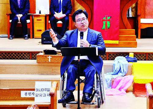 소아마비를 앓고 있는 이문희 한국장애인총연합회 사무총장이 20일 열린 한국기독교교회협의회(NCCK) 2018 아시아주일예배에서 장애인으로서 교회에서 겪는 어려움을 얘기하고 있다.   신현가 인턴기자