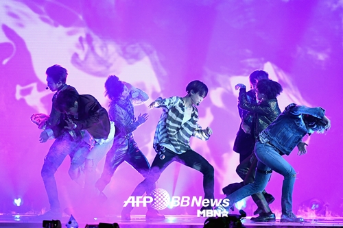 The group BTS is releasing its new song FAKE LOVE for the first time at the 2018 Billboard Music Awards.The 2018 Billboard Music Awards were held at the MGM Grand Garden Arena in Las Vegas on the 20th (local time).Kendrick Lamar and Bruno Mars, who had a fierce battle over Record of the Year at the Grammy Awards, will face each other again in the Top Artist category.