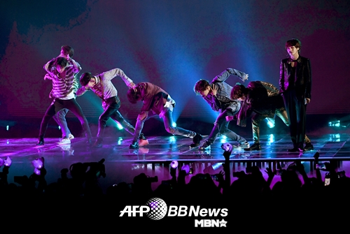 The group BTS is releasing its new song FAKE LOVE for the first time at the 2018 Billboard Music Awards.The 2018 Billboard Music Awards were held at the MGM Grand Garden Arena in Las Vegas on the 20th (local time).Kendrick Lamar and Bruno Mars, who had a fierce battle over Record of the Year at the Grammy Awards, will face each other again in the Top Artist category.