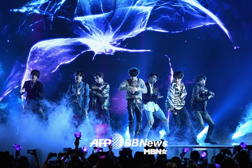 The group BTS is releasing its new song FAKE LOVE for the first time at the 2018 Billboard Music Awards.The 2018 Billboard Music Awards were held at the MGM Grand Garden Arena in Las Vegas on the 20th (local time).Kendrick Lamar and Bruno Mars, who had a fierce battle over Record of the Year at the Grammy Awards, will face each other again in the Top Artist category.