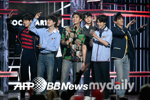 It was also the K-pop representative group BTS (RM Sugar Jean J-Hop Ji Min-bu government) that hit the former World.BTS was honored to win the Top Social Artist trophy as well as enjoying the awards ceremony at the 2018 Billboard Music Awards held at the MGM Grand Garden Arena in Las Vegas on the morning of the 21st (Korea time).It was the second consecutive year since last year, especially as it was a prize winner, beating out outstanding candidates such as Justin Bieber, Ariana Grande, Demi Lovato and Sean Mendes.BTS thanked the power and love of the former World fan Ami who made it to its present position through social media and said, I really appreciate and love you!In addition, BTS also appeared in the performance lineup on the day, and released the comeback stage of the new song Fake Love (FAKE LOVE) in front of all World fans for the first time.With Fake Love, which has already shaken not only Korea but also the former World music charts, BTS has enthusiastically opened its unique intense and relaxed performance without being intimidated by world pop stars.Especially, it was the moment when the status of BTS was confirmed in the whole world, such as the sound of BTS in the audience, as well as the sound of Techang singing along the new song.Ed Sheeran won the top artist award on the day, and Ed Sheeran, who did not attend the awards ceremony due to the performance, gave his impression through the video.The Artist Award was won by Khalid over Camilla Cameyo and Cardibi, and the Top Women Award was enjoyed by James Taylor Society for Worldwide Interbank Financial Tel.James Taylor Society for Worldwide Interbank Financial Tele posted an authentication shot with BTS on his SNS and showed off his affection with the phrase BTS 4EVER.▲ Below 2018 Billboard Music Awards Winner (Song)Top Artist: Ed SheeranTop New Artist: KhalidBillboard Chart Achievement Award: Camila CabelloTop Female Artist: Taylor SwiftTop Duo/Group: Imagine DragonsTop Billboard 200 Artist: DrakeTop Hot 100 Art The artist: Ed SheeranTop Streaming Songs Artist: Kendrick LamarTop Song Sales Artist: Ed SheeranTop Radio Songs Artist: Ed SheeranTop Social Artist: BTSTop Touring Artist: U2Top R&B Artist: Bruno MarsTop R&B Male Artist: Bruno MarsTop R&B Female Artist: SZATop R&B Tour: Bruno MarsTop Rap Artist: Kendrick LamarTop Rap Male Artist: Kendrick LamarTop Rap Female Artist: Cardi BTop Rap Tour: JAY-ZTop Count RY ATTIST: Chris StapletonTop Country Male Artist: Chris StapletonTop Country Female Artist: Maren MorrisTop Country Duo/Group Artist: Florida Georgia LineTop Country Tour: Luke BryanTop Rock Artist: Imagine Drag The RonsTop Rock Tour: U2Top Latin Artist: OzunaTop Dance/Electronic Artist: The ChainsmokersTop Christian Artist: MercyMeTop Gospel Artist: Tasha Cobbs LeonardTop Billboard 200 Album: Kendrick Lamar, DAM N.Top Selling Album: Taylor Swift, ReputationTop Soundtrack: MoanaTop R&B Album: Bruno Mars, 24K MagicTop Rap Album: Kendrick Lamar, DAMN.Top Country Album: Chris Stapleton, From A Room: Volume 1Top Rock Album: Imagine Dragons, EvolveTop Latin Album: Ozuna, Odisea Top Dance/Electronic Album: The Chainsmokers, Memories...Do Not O PenTop Christian Album: Alan Jackson, Precious Memories CollectionTop Gospel Album: Tasha Cobbs Leonard, Heart.Passion.PursuitTop Hot 100 Song: Luis Fonsi & Daddy Yankee ft. Justin Bieber, Despacito Top Streaming Song (Audio): Kendrick Lamar, Humble.Top Streaming Song (Video): Luis Fonsi & Daddy Yankee ft. Justin Bieber, Despacito Top Selling Song: Luis Fonsi & Daddy Yankee ft. Justin Bieber, Despacito Top Radio Song: Ed Sheeran, Shacito. Pe of You Top R&B Song: Bruno Mars, Thats What I Like Top Rap Song: Post Malone ft. 21, Rockstar Top Country Song: Sam Hunt, Body Like A Back Road Top Rock Song: Imagine Dragons Belie Top Latin Song: Luis Fonsi & Daddy Yankee ft. Justin Bieber, Despacito Top Dance/Electronic Song: The Chainsmokers & Coldplay, Something Just Like This Top Christian Song: Hillsong Worship, What A Be You Deserve It: J.J. Hairston & Youthful Praise, You Deserve It