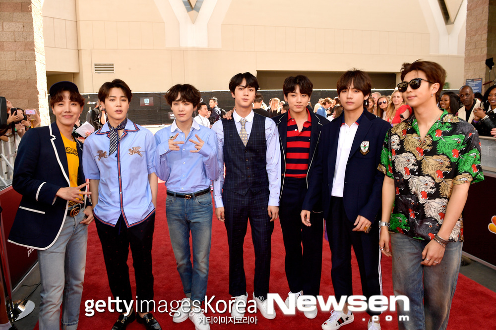 BTS (BTS, RM Jean Sugar Jay-hop Jimin Vu Jungguk) was captured at the 2018 Billboard Music Awards (hereinafter BBMAs) Red Carpet.BTS attended the BBMAs held at the MGM Grand Garden Arena in Las Vegas on May 21 (hereinafter in Korea time).BTS appeared on Red Carpet before the start of the awards ceremony and attracted a hot eye.BTS was nominated for the Top Social Artist category this year after last year and was officially invited.Expectations are high that it will be called the winner for the second consecutive year following last year.BTS will also release the worlds first stage of its regular 3rd album LOVE YOURSELF, Tear (pre-Love Yourself) title song FAKE LOVE (Fake Love), which was released on the 18th.hwang hye-jin