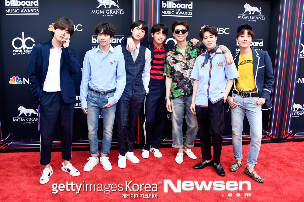 <p>Dark & ​​amp; Wild (BTS, RM Sugar Jay Hop Jimin Vi political station) was caught by 2018 Billboard Music Awards (BBMAs) Red Carpet.</p><p>Dark & ​​amp; Wild participated in BBMAs held on May 21 (Korea time) at the MGM Grand Garden Arena in Las Vegas USA.</p><p>Dark & ​​amp; Wild appeared in Red Carpet before the start of this awards ceremony and gathered a hot eyes.</p><p>Dark & ​​amp; Wild has been officially invited as a candidate for Top Social Artist category this year, following last year. Expectations are gathered as to whether they will be named the winner of the second consecutive year following last year.</p><p>Dark & ​​amp; Wild also released the world first appearance on the stage of the title song FAKE LOVE (フ ェ イ ク ラ ブ) of regular 3 volumes LOVE YOURSELF turn Tear (Love Yourself Self Tia) released on the 18th I plan to do it.</p><p>Photo = ⓒGettyImagesKorea</p>
