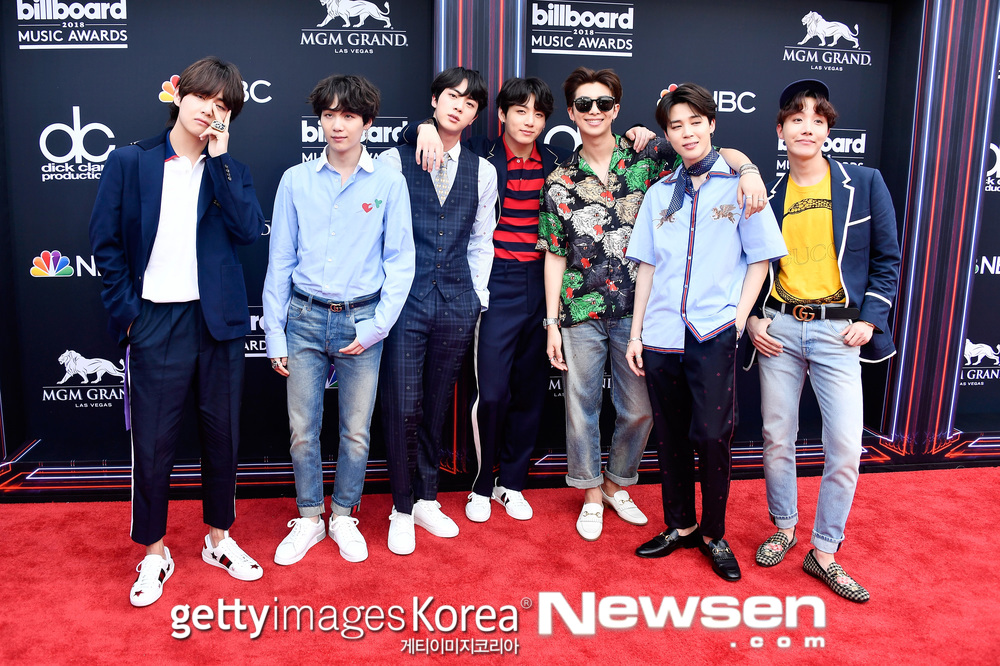 BTS (BTS, RM Jean Sugar Jay-hop Jimin Vu Jungguk) was captured at the 2018 Billboard Music Awards (hereinafter BBMAs) Red Carpet.BTS attended the BBMAs held at the MGM Grand Garden Arena in Las Vegas on May 21 (hereinafter in Korea time).BTS appeared on Red Carpet before the start of the awards ceremony and attracted a hot eye.BTS was nominated for the Top Social Artist category this year after last year and was officially invited.Expectations are high that it will be called the winner for the second consecutive year following last year.BTS will also release the worlds first stage of its regular 3rd album LOVE YOURSELF, Tear (pre-Love Yourself) title song FAKE LOVE (Fake Love), which was released on the 18th.hwang hye-jin