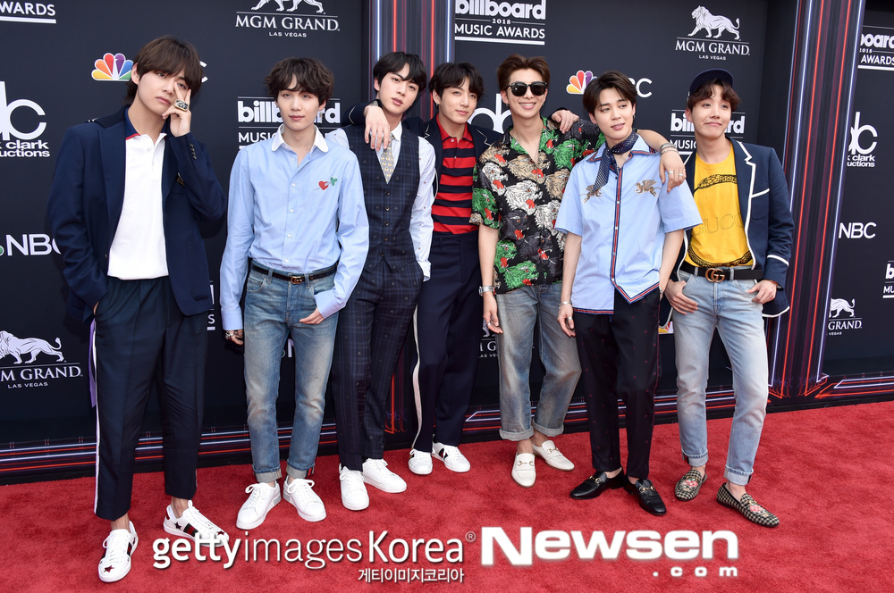 BTS (BTS, RM Jean Sugar Jay-hop Jimin Vu Jungguk) was captured at the 2018 Billboard Music Awards (hereinafter BBMAs) Red Carpet.BTS attended the BBMAs held at the MGM Grand Garden Arena in Las Vegas on May 21 (hereinafter in Korea time).BTS appeared on Red Carpet before the start of the awards ceremony and attracted a hot eye.BTS was nominated for the Top Social Artist category this year after last year and was officially invited.Expectations are high that it will be called the winner for the second consecutive year following last year.BTS will also release the worlds first stage of its regular 3rd album LOVE YOURSELF, Tear (pre-Love Yourself) title song FAKE LOVE (Fake Love), which was released on the 18th.hwang hye-jin