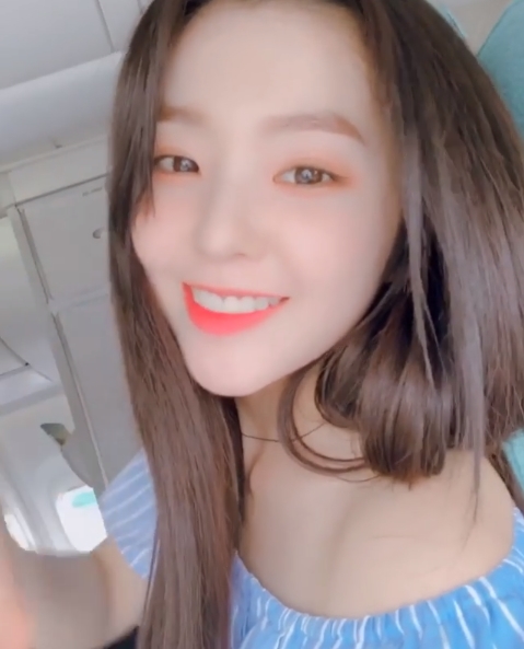 Group Red Velvet member Irene showed off her unique beautiful looks.The official Red Velvet Instagram posts Irene video with the article Hello on May 20.Inside the video was an image of Irene greeting her hello on the plane, which showed off her innocent charm with a light blue off-shoulder top.Irenes distinctive features and fresh eyes are attractive.delay stock