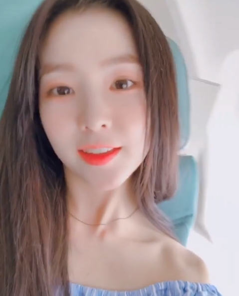 Group Red Velvet member Irene showed off her unique beautiful looks.The official Red Velvet Instagram posts Irene video with the article Hello on May 20.Inside the video was an image of Irene greeting her hello on the plane, which showed off her innocent charm with a light blue off-shoulder top.Irenes distinctive features and fresh eyes are attractive.delay stock