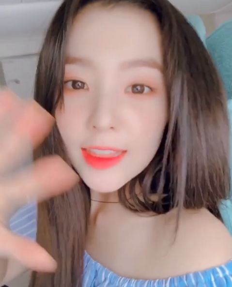 Group Red Velvet member Irene showed off her unique beautiful looks.The official Red Velvet Instagram posts Irene video with the article Hello on May 20.Inside the video was an image of Irene greeting her hello on the plane, which showed off her innocent charm with a light blue off-shoulder top.Irenes distinctive features and fresh eyes are attractive.delay stock