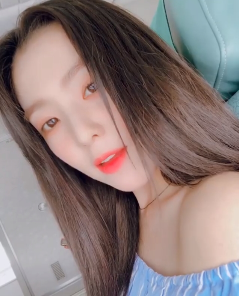 Group Red Velvet member Irene showed off her unique beautiful looks.The official Red Velvet Instagram posts Irene video with the article Hello on May 20.Inside the video was an image of Irene greeting her hello on the plane, which showed off her innocent charm with a light blue off-shoulder top.Irenes distinctive features and fresh eyes are attractive.delay stock