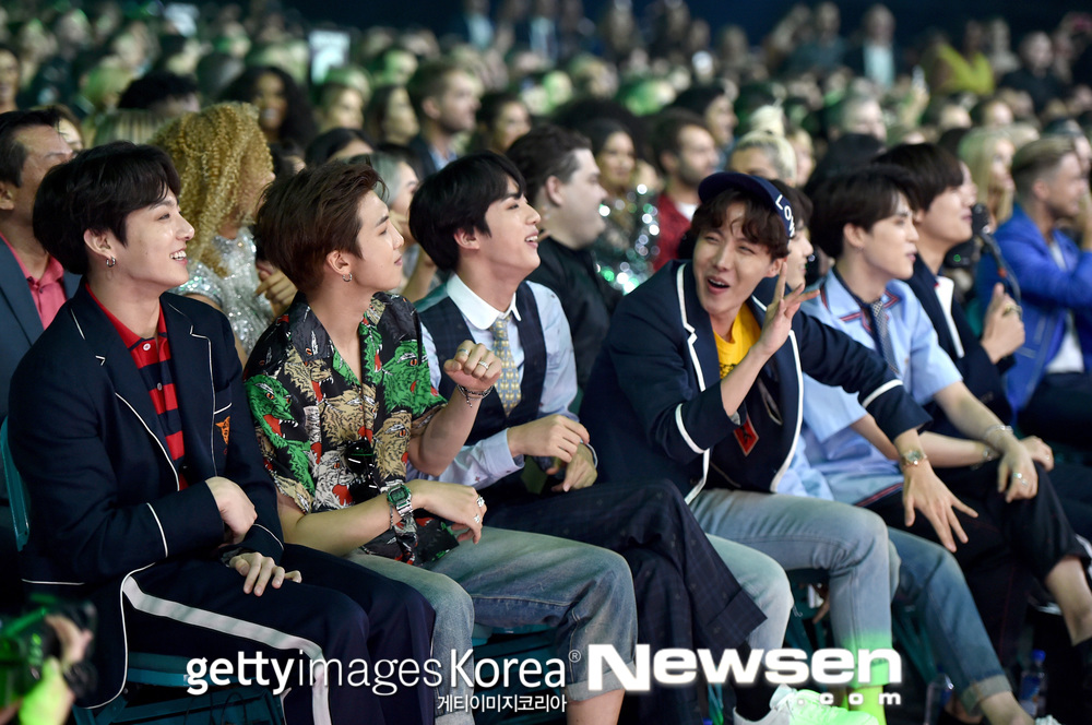 Group BTS (RM, Jean, Sugar, Jay Hop, Jimin, Vu, and Jung Guk) was captured at the 2018 Billboard Music Awards (hereinafter BBMAs).Getty Images released a BTS photo on May 21 (Korea time) attending BBMAs held at the MGM Grand Garden Arena in Las Vegas.In the open photo, BTS is cheering while watching the stage of other singers. It shows the unique Chain Reaction rich aspect and collects Eye-catching.BTS was nominated for the Top Social Artist category this year after last year, and was invited by the organizers and attended.It is noteworthy that he will enjoy the joy of winning the award for the second consecutive year after last year.BTS is also expected to release the worlds first full-length LOVE YOURSELF Tear (pre-Love Yourself) title song FAKE LOVE (Fake Love) released on the 18th at the Awards.hwang hye-jin