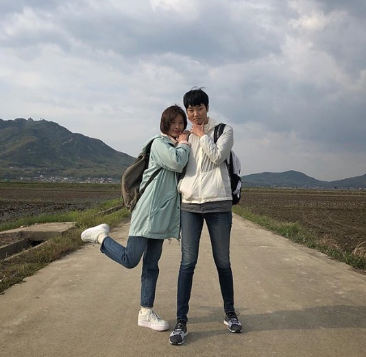 Jung Yu-mi recounts Love Live! memoriesActor Jung Yu-mi posted an article and photo on his instagram on May 21, entitled My Friend Song Hye Ri, Song Si Bo. Lee Ju-young.In the photo, TVN weekend drama Love Live! Jung Yu-mi and Lee Ju-young, who are posing positively at the last episode filming site, were included.The extraordinary chemistry of the two is impressive.kim ye-eun