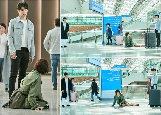 Hwang Jung-eum has heralded an airport humiliation incident.In the photo released on the day, Hwang Jung-eum is wearing a trench coat and a swimsuit, and his hair is moist and wet as if it had just come out of the water.At a glance, he was in a hurry to find the airport.Hwang Jung-eum also sat down on the floor of the airport and looked at a man with a sad look.The man looked at Hwang Jung-eum with a cold expression, and Hwang Jung-eum was disappointed with his head.Passers-by looking at this and Handsome boy (Namgungmin) are also included in it, which is causing curiosity about the unusual relationship between Handsome boy and Jungeum in the play.pear hyo-ju