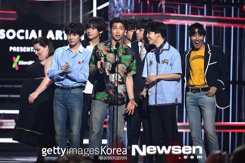 Boygroup BTS (RM, Jean, Sugar, Jay Hop, Jimin, Vu, and Jung Kook) smiled with emotion after winning the Top Social Artist category of the 2018 Billboard Music Awards (hereinafter BBMAs) for the second consecutive year.Getty Images released an internal photo of the BBMAs awards ceremony held at the MGM Grand Garden Arena in Las Vegas on May 21 (Korea time).The photo showed BTS on stage after being called the winner of the Top Social Artist category.BTS enjoyed the joy of winning the category for the second consecutive year after last year.In particular, Jimin confidently conveyed his Korean feelings and gathered topics: This award is really what you get, I really appreciate it and I love it, he said.hwang hye-jin