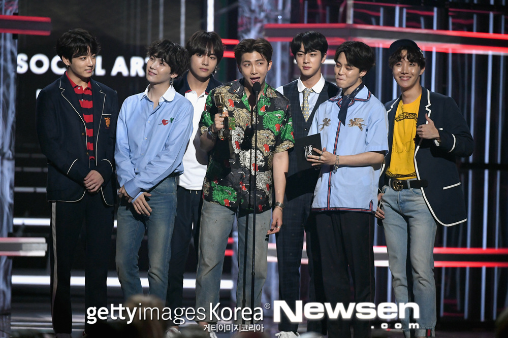 <p>The boys group Dark & ​​amp; Wild (RM, Jin, Sugar, Jay Hop, Jimin, Vi, political station) has been Top social The Artist (BBB) of the 2018 Billboard Music Awards After receiving the division award for Top Social Artist ), he gave an emotional smile.</p><p>Getty Images has released a picture of the inside of the BBMAs award ceremony held at MGM Grand Garden Arena in Las Vegas, USA on May 21 (Korea time).</p><p>In the released pictures, the appearance that Dark & ​​amp; Wild got on stage after being called as the winner of Top social The Artist category was put in. Dark & ​​amp; Wild enjoyed the pleasure of winning that category for the second consecutive year this year, following last year.</p><p>Especially Jimin collectively introduced Korean feelings dignifiedly. He said, This prize really is what you receive, I sincerely appreciate and I love you.</p><p>Photo = ⓒGettyImagesKorea</p>