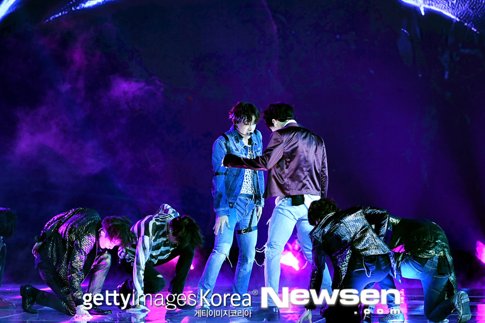 The stage for the new song FAKE LOVE was first released by Group BTS (RM, Jean, Sugar, Jay Hop, Ji Min, Bhu, and Jung Guk).Getty Images released a stage photo of the 2018 Billboard Music Awards (BBMAs) at the MGM Grand Garden Arena in Las Vegas on May 21 (Korea time).BTS was the 14th of a total of 15 teams on the Performers list, including Camilla Cabeyo, Dua Lipa, Sean Mendes, Khalid, John Legend, Christina Aguilera, Jennifer Lopez, Jed and Janet Jackson.Kelly Clarkson, who was the host of the awards ceremony, introduced BTS as the best boy band in World.BTS, which took the stage, performed the live performance of its regular 3rd album LOVE YOURSELF Tear (Love Yourself) title song FAKE LOVE released on the 18th.In particular, the stage of FAKE LOVE was held as Worlds First Public on the day, receiving even more attention from World music fans.The fellow artists and audiences at the scene responded to their stage with hot cheers and standing ovations.Especially, the lyrics of FAKE LOVE by many audiences were attracted by the unfolding of Techang (calling along with it greatly).Tyra Banks, a model and broadcaster who has been awarded the top artist prize since the stage of BTS was completed, said, It is difficult to get out of the afterlife of BTS, he said.hwang hye-jin