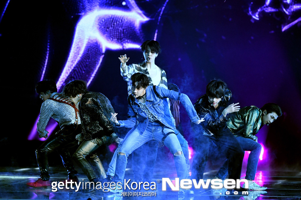 <p>The stage of the new song FAKE LOVE (Fake Love) of group Dark & ​​amp; Wild (RM, Jin, Sugar, Jay Hop, Jimin, Vi, political station) was released for the first time.</p><p>Getty Images will present a stage picture of 2018 Billboard Music Awards (BBMAs) held on May 21 (hereinafter referred to as Korea time) held at the MGM Grand Garden Arena in Las Vegas, USA Published.</p><p>Dark & ​​amp; Wild is Kamirakabe and went up to the 14th out of 15 teams that went up to performers list such as Nusa Dua Rifa, Sean Mendes, Harido, John Legend, Christina Aguilera, Jennifer Lopez, Jedo, Janet Jackson etc It was.</p><p>Kelly Clarkson who came out with the award ceremony of the day introduced the worlds best boy band and Dark & ​​amp; Wild.</p><p>Dark & ​​amp; Wild who went up to the stage showed live performance of the title song FAKE LOVE (Fake Love) of the regular 3 Love Youthful Final Tear (Love Yourself Tear before) released on the 18th. Especially the stage of FAKE LOVE on this day was advanced to World Premier (Worlds First Public) and received even more interest from world music fans.</p><p>Fellow artists who were on the scene, the audience responded to these scenes with hot cheers and standing ovation. Especially the rare scenery spreading Tae-chan (big singing together) lyrics of FAKE LOVE of numerous audience gathered attention.</p><p>After the stage of Dark & ​​amp; Wild has ended, model and cinematographer Tyra Banks who went to the top artist category prize winner said Although it is difficult to get out with the lingering remnants left of the stage of Dark & ​​amp; Wild I will award it. </p><p>Photo = ⓒGettyImagesKorea</p>