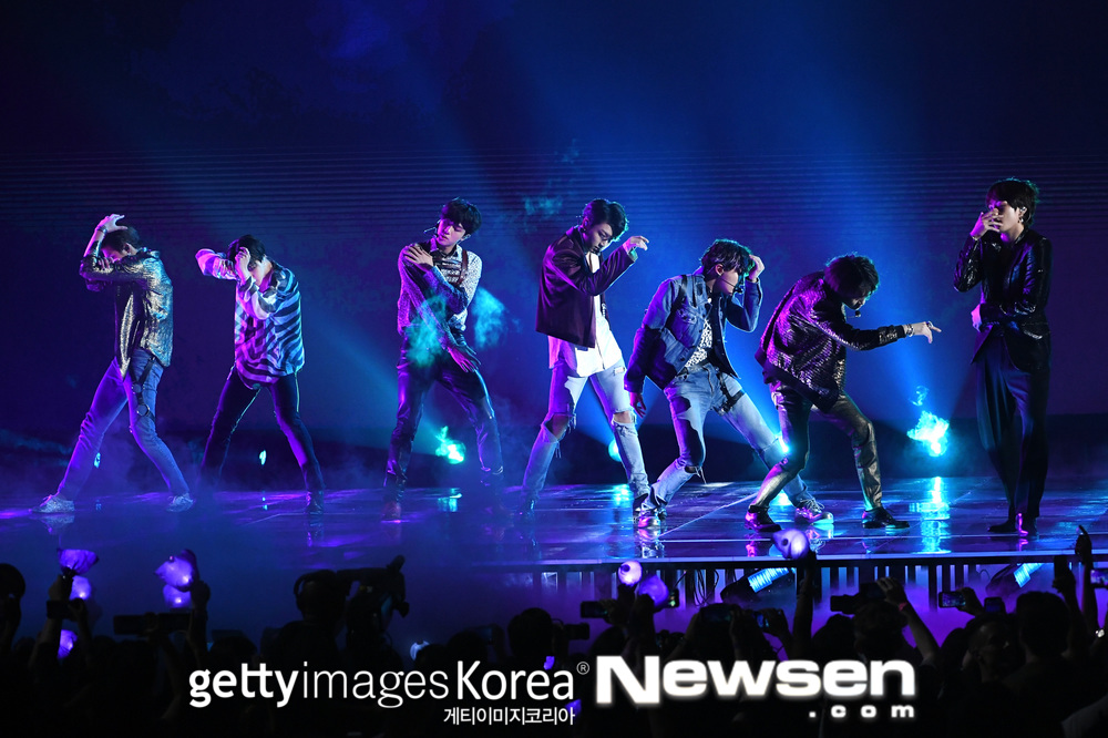 The stage for the new song FAKE LOVE was first released by Group BTS (RM, Jean, Sugar, Jay Hop, Ji Min, Bhu, and Jung Guk).Getty Images released a stage photo of the 2018 Billboard Music Awards (BBMAs) at the MGM Grand Garden Arena in Las Vegas on May 21 (Korea time).BTS was the 14th of a total of 15 teams on the Performers list, including Camilla Cabeyo, Dua Lipa, Sean Mendes, Khalid, John Legend, Christina Aguilera, Jennifer Lopez, Jed and Janet Jackson.Kelly Clarkson, who was the host of the awards ceremony, introduced BTS as the best boy band in World.BTS, which took the stage, performed the live performance of its regular 3rd album LOVE YOURSELF Tear (Love Yourself) title song FAKE LOVE released on the 18th.In particular, the stage of FAKE LOVE was held as Worlds First Public on the day, receiving even more attention from World music fans.The fellow artists and audiences at the scene responded to their stage with hot cheers and standing ovations.Especially, the lyrics of FAKE LOVE by many audiences were attracted by the unfolding of Techang (calling along with it greatly).Tyra Banks, a model and broadcaster who has been awarded the top artist prize since the stage of BTS was completed, said, It is difficult to get out of the afterlife of BTS, he said.hwang hye-jin