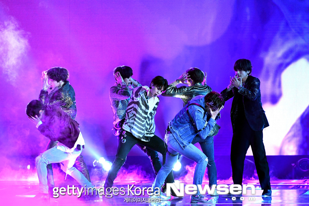 The stage for the new song FAKE LOVE was first released by Group BTS (RM, Jean, Sugar, Jay Hop, Ji Min, Bhu, and Jung Guk).Getty Images released a stage photo of the 2018 Billboard Music Awards (BBMAs) at the MGM Grand Garden Arena in Las Vegas on May 21 (Korea time).BTS was the 14th of a total of 15 teams on the Performers list, including Camilla Cabeyo, Dua Lipa, Sean Mendes, Khalid, John Legend, Christina Aguilera, Jennifer Lopez, Jed and Janet Jackson.Kelly Clarkson, who was the host of the awards ceremony, introduced BTS as the best boy band in World.BTS, which took the stage, performed the live performance of its regular 3rd album LOVE YOURSELF Tear (Love Yourself) title song FAKE LOVE released on the 18th.In particular, the stage of FAKE LOVE was held as Worlds First Public on the day, receiving even more attention from World music fans.The fellow artists and audiences at the scene responded to their stage with hot cheers and standing ovations.Especially, the lyrics of FAKE LOVE by many audiences were attracted by the unfolding of Techang (calling along with it greatly).Tyra Banks, a model and broadcaster who has been awarded the top artist prize since the stage of BTS was completed, said, It is difficult to get out of the afterlife of BTS, he said.hwang hye-jin