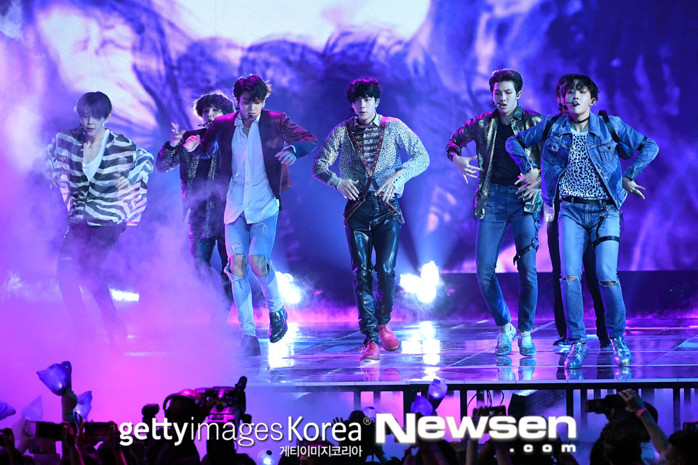 The stage for the new song FAKE LOVE was first released by Group BTS (RM, Jean, Sugar, Jay Hop, Ji Min, Bhu, and Jung Guk).Getty Images released a stage photo of the 2018 Billboard Music Awards (BBMAs) at the MGM Grand Garden Arena in Las Vegas on May 21 (Korea time).BTS was the 14th of a total of 15 teams on the Performers list, including Camilla Cabeyo, Dua Lipa, Sean Mendes, Khalid, John Legend, Christina Aguilera, Jennifer Lopez, Jed and Janet Jackson.Kelly Clarkson, who was the host of the awards ceremony, introduced BTS as the best boy band in World.BTS, which took the stage, performed the live performance of its regular 3rd album LOVE YOURSELF Tear (Love Yourself) title song FAKE LOVE released on the 18th.In particular, the stage of FAKE LOVE was held as Worlds First Public on the day, receiving even more attention from World music fans.The fellow artists and audiences at the scene responded to their stage with hot cheers and standing ovations.Especially, the lyrics of FAKE LOVE by many audiences were attracted by the unfolding of Techang (calling along with it greatly).Tyra Banks, a model and broadcaster who has been awarded the top artist prize since the stage of BTS was completed, said, It is difficult to get out of the afterlife of BTS, he said.hwang hye-jin