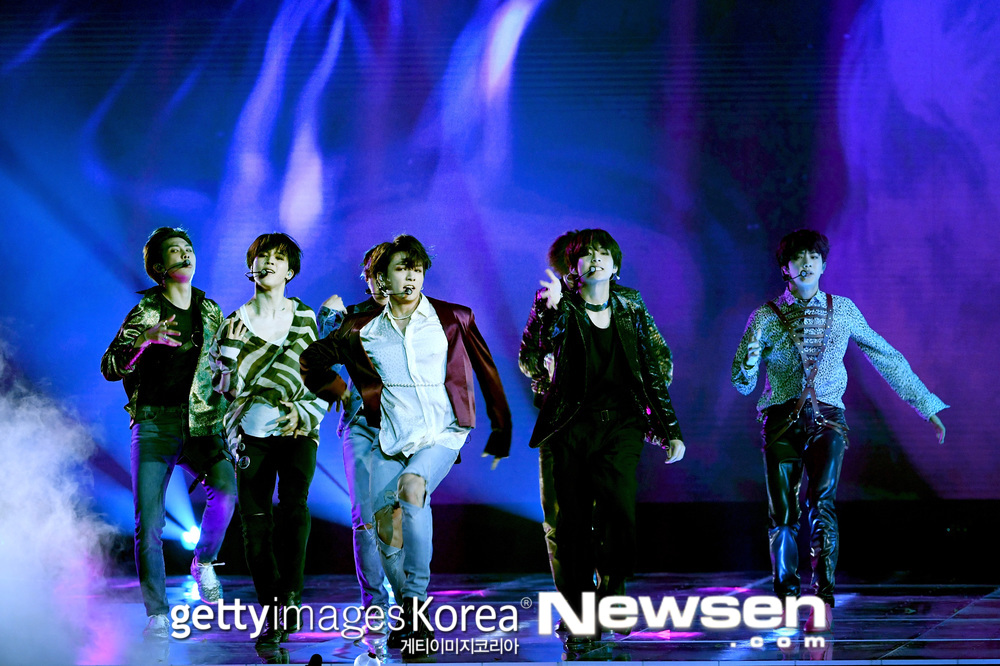 The stage for the new song FAKE LOVE was first released by Group BTS (RM, Jean, Sugar, Jay Hop, Ji Min, Bhu, and Jung Guk).Getty Images released a stage photo of the 2018 Billboard Music Awards (BBMAs) at the MGM Grand Garden Arena in Las Vegas on May 21 (Korea time).BTS was the 14th of a total of 15 teams on the Performers list, including Camilla Cabeyo, Dua Lipa, Sean Mendes, Khalid, John Legend, Christina Aguilera, Jennifer Lopez, Jed and Janet Jackson.Kelly Clarkson, who was the host of the awards ceremony, introduced BTS as the best boy band in World.BTS, which took the stage, performed the live performance of its regular 3rd album LOVE YOURSELF Tear (Love Yourself) title song FAKE LOVE released on the 18th.In particular, the stage of FAKE LOVE was held as Worlds First Public on the day, receiving even more attention from World music fans.The fellow artists and audiences at the scene responded to their stage with hot cheers and standing ovations.Especially, the lyrics of FAKE LOVE by many audiences were attracted by the unfolding of Techang (calling along with it greatly).Tyra Banks, a model and broadcaster who has been awarded the top artist prize since the stage of BTS was completed, said, It is difficult to get out of the afterlife of BTS, he said.hwang hye-jin