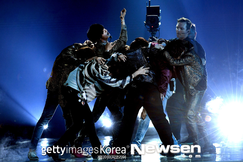 The stage for the new song FAKE LOVE was first released by Group BTS (RM, Jean, Sugar, Jay Hop, Ji Min, Bhu, and Jung Guk).Getty Images released a stage photo of the 2018 Billboard Music Awards (BBMAs) at the MGM Grand Garden Arena in Las Vegas on May 21 (Korea time).BTS was the 14th of a total of 15 teams on the Performers list, including Camilla Cabeyo, Dua Lipa, Sean Mendes, Khalid, John Legend, Christina Aguilera, Jennifer Lopez, Jed and Janet Jackson.Kelly Clarkson, who was the host of the awards ceremony, introduced BTS as the best boy band in World.BTS, which took the stage, performed the live performance of its regular 3rd album LOVE YOURSELF Tear (Love Yourself) title song FAKE LOVE released on the 18th.In particular, the stage of FAKE LOVE was held as Worlds First Public on the day, receiving even more attention from World music fans.The fellow artists and audiences at the scene responded to their stage with hot cheers and standing ovations.Especially, the lyrics of FAKE LOVE by many audiences were attracted by the unfolding of Techang (calling along with it greatly).Tyra Banks, a model and broadcaster who has been awarded the top artist prize since the stage of BTS was completed, said, It is difficult to get out of the afterlife of BTS, he said.hwang hye-jin