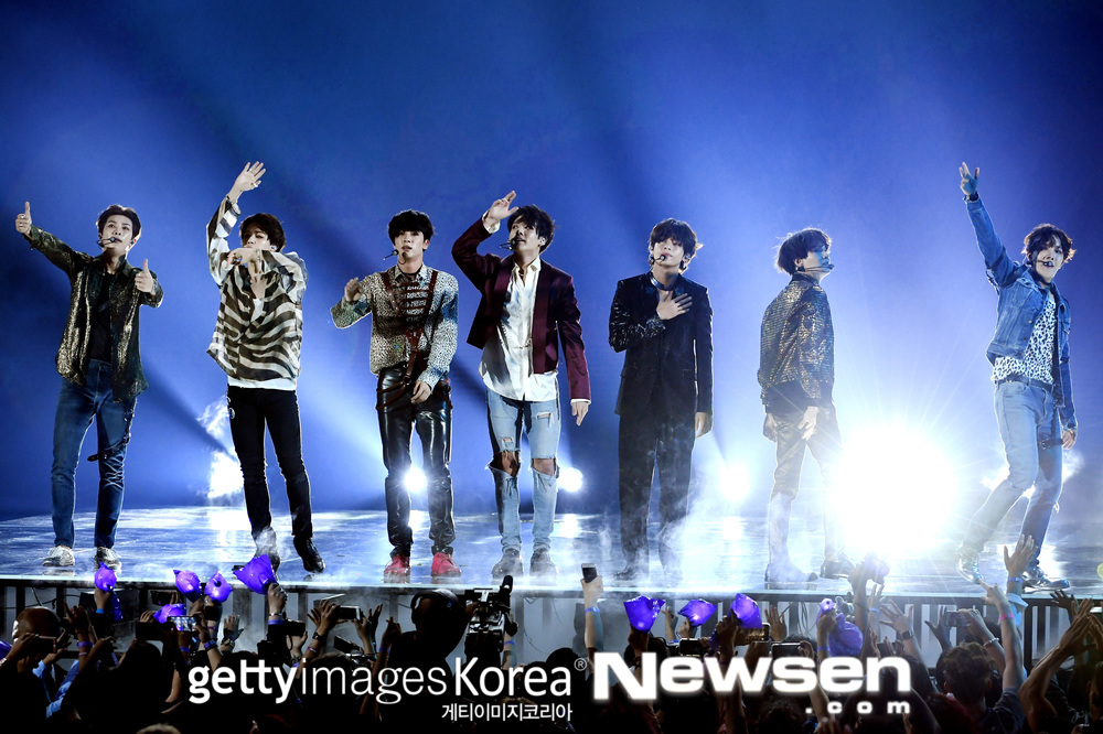 <p>The stage of the new song FAKE LOVE (Fake Love) of group Dark & ​​amp; Wild (RM, Jin, Sugar, Jay Hop, Jimin, Vi, political station) was released for the first time.</p><p>Getty Images will present a stage picture of 2018 Billboard Music Awards (BBMAs) held on May 21 (hereinafter referred to as Korea time) held at the MGM Grand Garden Arena in Las Vegas, USA Published.</p><p>Dark & ​​amp; Wild is Kamirakabe and went up to the 14th out of 15 teams that went up to performers list such as Nusa Dua Rifa, Sean Mendes, Harido, John Legend, Christina Aguilera, Jennifer Lopez, Jedo, Janet Jackson etc It was.</p><p>Kelly Clarkson who came out with the award ceremony of the day introduced the worlds best boy band and Dark & ​​amp; Wild.</p><p>Dark & ​​amp; Wild who went up to the stage showed live performance of the title song FAKE LOVE (Fake Love) of the regular 3 Love Youthful Final Tear (Love Yourself Tear before) released on the 18th. Especially the stage of FAKE LOVE on this day was advanced to World Premier (Worlds First Public) and received even more interest from world music fans.</p><p>Fellow artists who were on the scene, the audience responded to these scenes with hot cheers and standing ovation. Especially the rare scenery spreading Tae-chan (big singing together) lyrics of FAKE LOVE of numerous audience gathered attention.</p><p>After the stage of Dark & ​​amp; Wild has ended, model and cinematographer Tyra Banks who went to the top artist category prize winner said Although it is difficult to get out with the lingering remnants left of the stage of Dark & ​​amp; Wild I will award it. </p><p>Photo = ⓒGettyImagesKorea</p>