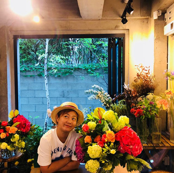 Gagwoman Park Na-rae flaunted her flowers Beautiful look.Park Na-rae posted a picture on his instagram on May 20 with an article entitled Flower Arrangement. I am alone for a long time.Inside the picture is a picture of Park Na-rae taking a picture next to the flower, with a balmy, beautiful look without a toilet captivating the eye.sulphur-su-yeon