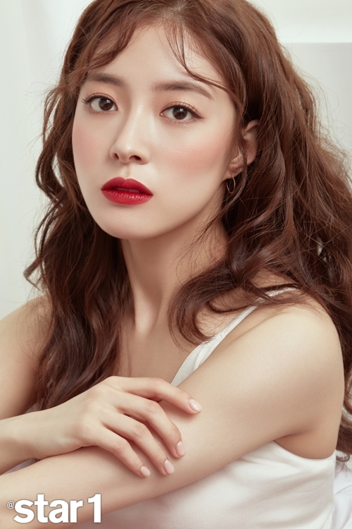 Lee Se-young confessed, I was in the middle of the third year, and I raised my axioms.Actor Lee Se-young, who played Zombie 2: The Dead Are Among Us girl in TVN A Korean Odyssey, recently conducted a picture and interview in the June issue of Star & Style Magazine.Lee Se-young used six lip colors to showcase her make-up look for the upcoming summer.The 22-year-old actor Lee Se-young entered the filming scene with a bundle of paper in his hand full of traces of studying the pictorial concept.Lee Se-young said, I went to a junior high school in Noryangjin when I was in my third grade.I have been working hard since I was a child because I studied where the motto of evil was kangaroo, he said. Ive been acting for 22 years, but Im working hard because I think Im not a natural person.I still ask the professor for advice or search for a paper when Im studying characters, he said.Lee Se-youngs affectionate works are the drama A Korean Odyssey and the movie Suseongmot.I practiced breaking joints every day, preparing the cliché of A Korean Odyssey Its a character whos often crying because of hard times, but whos really loving.Since the drama was broadcast, there are many people who recognize me as Zombie 2: The Dead are Among Us.Zombie 2: The Dead are Amon Us is a good nickname. I think it is a unique character. As for the movie Suseong-mock, It was filmed three years ago, and I was filled with Oh Hee-jung, who was uncertain about the future at that time.When acting, I was careful not to feel the efforts of those who live hard.At first, I had skin and eyebrow makeup, but later I did not wear any color makeup and only applied sunscreen. bak-beauty