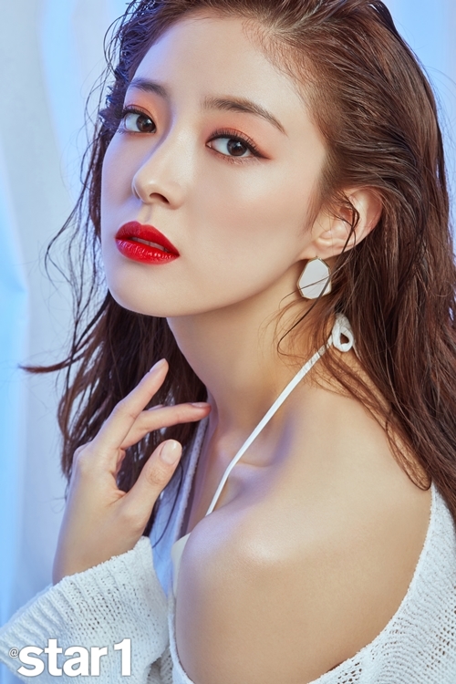 Lee Se-young confessed, I was in the middle of the third year, and I raised my axioms.Actor Lee Se-young, who played Zombie 2: The Dead Are Among Us girl in TVN A Korean Odyssey, recently conducted a picture and interview in the June issue of Star & Style Magazine.Lee Se-young used six lip colors to showcase her make-up look for the upcoming summer.The 22-year-old actor Lee Se-young entered the filming scene with a bundle of paper in his hand full of traces of studying the pictorial concept.Lee Se-young said, I went to a junior high school in Noryangjin when I was in my third grade.I have been working hard since I was a child because I studied where the motto of evil was kangaroo, he said. Ive been acting for 22 years, but Im working hard because I think Im not a natural person.I still ask the professor for advice or search for a paper when Im studying characters, he said.Lee Se-youngs affectionate works are the drama A Korean Odyssey and the movie Suseongmot.I practiced breaking joints every day, preparing the cliché of A Korean Odyssey Its a character whos often crying because of hard times, but whos really loving.Since the drama was broadcast, there are many people who recognize me as Zombie 2: The Dead are Among Us.Zombie 2: The Dead are Amon Us is a good nickname. I think it is a unique character. As for the movie Suseong-mock, It was filmed three years ago, and I was filled with Oh Hee-jung, who was uncertain about the future at that time.When acting, I was careful not to feel the efforts of those who live hard.At first, I had skin and eyebrow makeup, but later I did not wear any color makeup and only applied sunscreen. bak-beauty