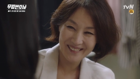 Janus charms lead by Lee Hye-Yeong Lawless Lawyer TVN weekend drama Lawless Lawyer (playplayed by Yoon Hyun-ho/directed by Kim Jin-min) is cruising.The four episodes of Lawless Lawyer aired on May 20 took the top spot in the same time zone with an average rating of 6.1% and a maximum rating of 6.8% (based on Nielsen Korea provision/Nationally paid households).At the heart of the popularity of Lawless Lawyer is villain Lee Hye-Yeong.Lee Hye-Yeong completely erased the image of the mother-in-law, a kind and noble mother in the previous tvN Mother, and was reborn as a judge of the evil cha Mun-sook.Cha Moon-sook, divided by Lee Hye-Yeong, is the same as the axis of evil in Lawless Lawyer. Cha Moon-sook is the daughter of a prestigious legal family in an established area and is a judge of the established district law.It has been enthusiastically supported by local residents as Mother Theresa of the Age.However, she has monopolized various interests in the established area, and it is the evil incarnation that must be punished without exception for those who interfere with her future.Lee Hye-Yeong excelled at the ambivalent appearance of Cha Moon-sook, like Janus; Cha Moon-sook told Ha Jae-yi (Seo Ye-ji), who lost her mother and became a lawyer, Its a ash.Can you call me Mom only when you are in the company? As you were a child. Not only that, I also warmly cared for Ha Jae-yi, who was on his birthday.Cha Moon-sook did not blink even though Ha Jae-yis mother died under his command, and made Ha Jae-yi on his side.Cha Moon-sook, at the unveiling of the statue of his father, Cha Byung-ho, a respected amenity board, said, The judge should not be greedy for his place.I always try to live according to my fathers teachings. As such, Cha Moon-sook made himself a fairer and more just judge than anyone else in front of local residents.Local residents were deceived by Cha Mun-suks theory of testimony, and the location of Cha Mun-suk in the established area gradually expanded.Lee Hye-Yeong completed the judge Cha Moon-sook with an aura that makes people notice and speak.Lee Hye-Yeong added confidence to Cha Moon-sooks remarks with a hard and strong vocalization from a theater actor, and showed off his acting ability to devour Choi Min-soos presence with a strong charisma.On the other hand, Cha Moon-sook showed a brutal figure without filtration, including the murder of Choi Jin-ae (Shin Eun-jung), a human rights lawyer of Bong Sang-pil (Lee Joon-gi), who is disturbing his future.Cha Moon-sook told the prosecutor who believes in himself and does not faithfully work on the trial, Dismissal. Is the trial a joke?Lets keep the judges pride. He also showed violent aspects such as kicking the prosecutors legs and pinching his stomach.Cha Moon-sook also slapped An Oh-ju (Choi Min-soo), who broke his order to stay still at the statues unveiling ceremony.Lee Hye-Yeong expressed the vicious backside of Cha Moon-sook with his glare and rough tone.Lee Hye-Yeong showed a dramatic change in the psychology of Cha Moon-sook, such as a sad smile and a moment of anger-filled eyes.As such, Lee Hye-Yeong has been at the center of the play with his outstanding acting ability to freely go between good and evil.Lee Joon-gi and Seo Ye-jis tit-for-tat, chasing the truth, gave the viewer fun, but it was able to make the drama light.Lee Hye-Yeong added weight to Lawless Lawyer for his heavy and distinctive villainous performance.Lawless Lawyer is fun and tension thanks to Lee Hye-Yeong, and has caught both rabbits.delay stock