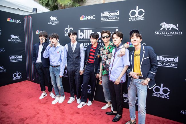 Group BTS has appeared on Red Carpet at the 2018 Billboard Music Awards (BBMA)The Billboard Music Awards released a group photo of BTS on the official Twitter Inc. on the 21st, saying, We were waiting for this moment.Each of them is wearing a distinctive costume and staring at the camera on Red Carpet, and the seven members with bright faces are attracting attention.BTS will launch its regular third album Fake Love on the 21st at the Billboard Music Awards. It is the first stage since the album was released on the 18th.Their title song Fake Love and other albums succeeded in line-up the music charts, and all songs entered the global top 200 chart of Sporty Pie, the worlds largest music streaming company.In addition, Shinbo is the number one iTunes top album chart in 65 regions around the world including the United States and the United Kingdom, and Fake Love is the top song chart in 52 regionsBillboard Music Awards Official Twitter Inc.