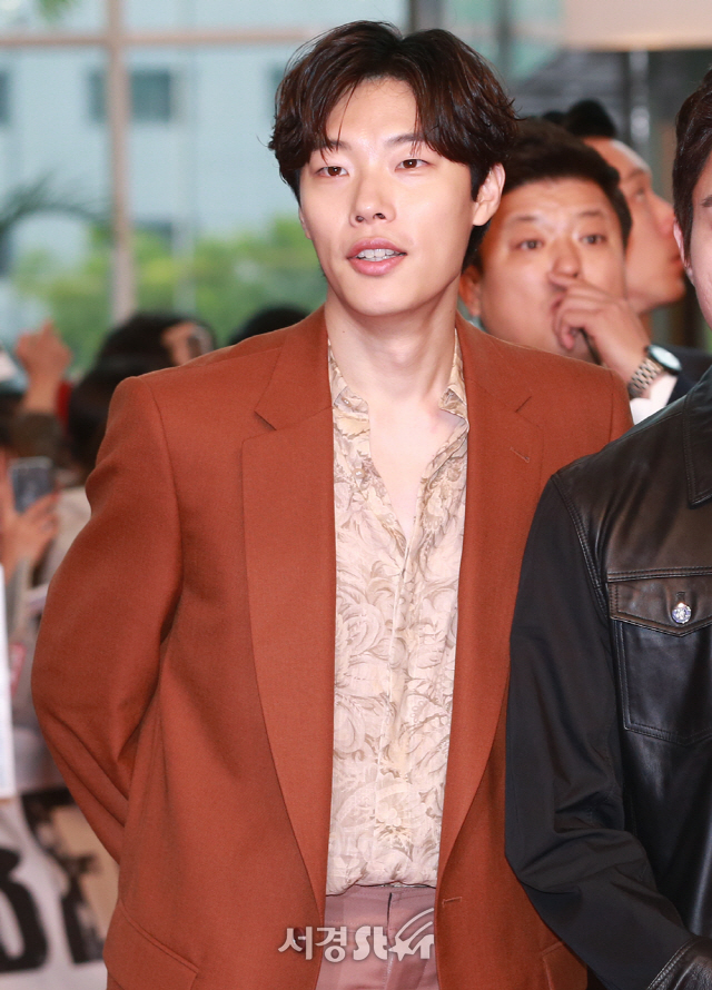 Ryu Jun-yeol has time with fans on the day.Believer, starring actors Cho Jin-woong, Ryu Jun-yeol, Kim Sung-ryung, Cha Seung One and Park Hae-joon, is a crime drama depicting the war of the poisonous people over the reality of a ghost drug trafficking organization that dominates Asia.It is scheduled to open on the 22nd.