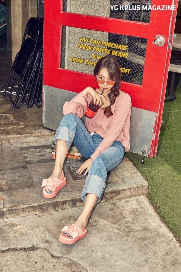 A fashion picture of a global sports brand with Model Lee Jin-yi was released.Through this picture, Lee Jin-yi proposed summer fashion styling with two concepts that seemed to go out on a date or go out of everyday life and travel in the city alone.He showed off the charm of the pale color from the youthful expression to the chic expression.We have finished a wearable summer styling by mixing sportswear with items such as shirts, denim, shorts, etc., which are suitable for summer season.In particular, he also showed a unique sense of fashion by wearing various materials and color socks together with the platform sandals, a trend item of summer season.Lee Jin-yi has widely known her face as a superior visual mother and daughter along with her mother, Actor Hwang Shin-hye, in an entertainment program called Whats My Mom?, which ended in 2017.Through many entertainment programs, he has demonstrated his talent in various fields such as dance, acting, and entertainment as well as his ability as a fashion Model, and proved his aspect of an all-round entertainer.Currently, he is showing off his extraordinary dedication by filming the mobile entertainment program Everyday Money with Kim Kyu-jong, Yang Se-chan, Kim Poong and Benji.