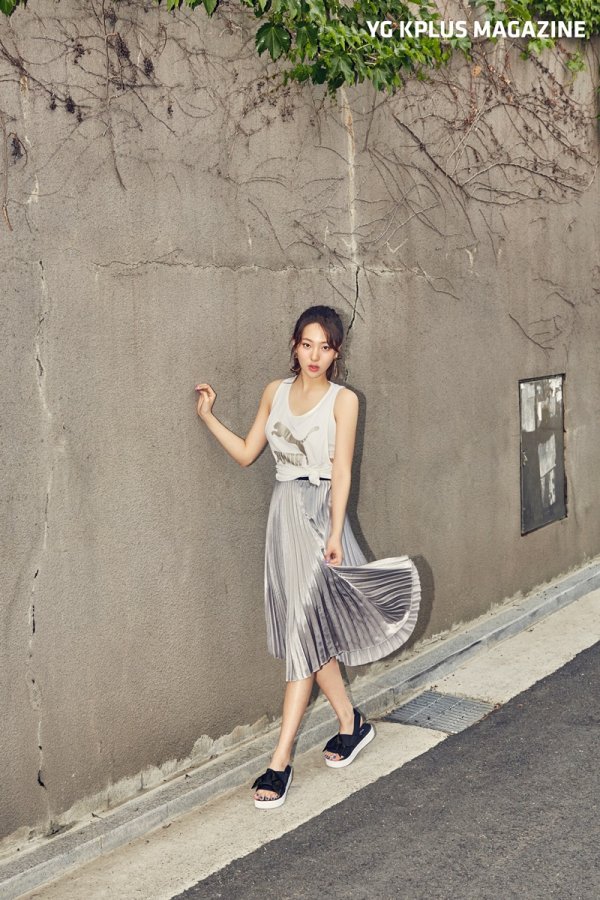 A fashion picture of a global sports brand with Model Lee Jin-yi was released.Through this picture, Lee Jin-yi proposed summer fashion styling with two concepts that seemed to go out on a date or go out of everyday life and travel in the city alone.He showed off the charm of the pale color from the youthful expression to the chic expression.We have finished a wearable summer styling by mixing sportswear with items such as shirts, denim, shorts, etc., which are suitable for summer season.In particular, he also showed a unique sense of fashion by wearing various materials and color socks together with the platform sandals, a trend item of summer season.Lee Jin-yi has widely known her face as a superior visual mother and daughter along with her mother, Actor Hwang Shin-hye, in an entertainment program called Whats My Mom?, which ended in 2017.Through many entertainment programs, he has demonstrated his talent in various fields such as dance, acting, and entertainment as well as his ability as a fashion Model, and proved his aspect of an all-round entertainer.Currently, he is showing off his extraordinary dedication by filming the mobile entertainment program Everyday Money with Kim Kyu-jong, Yang Se-chan, Kim Poong and Benji.