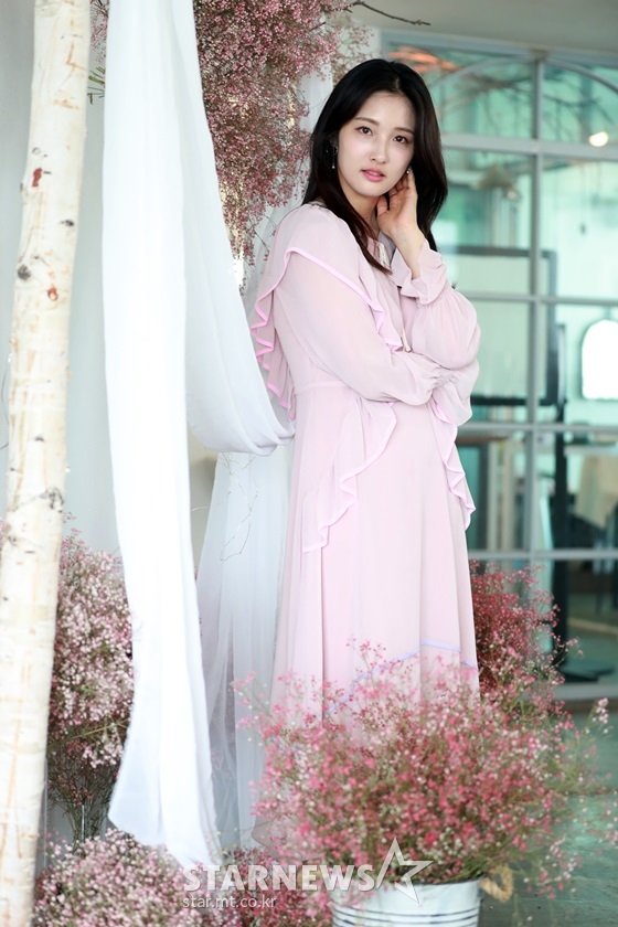 Nam Ji-hyun (28 and Nam Ji-hyun), who left the girl group Four Minute and started a new career as an actor, took a meaningful first step.In the TV drama Sejo of Joseon - Draw Love (hereinafter referred to as Sejo of Joseon), which ended on the 6th, Nam Ji-hyun made a deep impression by playing the role of Lucy, a mixed-race aftershocks.He played a big role with a face full of sluggish and escorted the main character, Eunsung Sejo of Joseon Lee Hui (Yoon Si-yoon).I recently met Nam Ji-hyun in an interview with Lets have a cup of tea. Its Rose Day. Im looking for roses. Ho-ho.Nam Ji-hyun, who smiled brightly as he entered the cafe decorated with colorful flowers, was quite different from Lucy.She said, I took off my face and laughed at the other actors saying, Is it like this?- Following interview 2- What if he scores his acting score in Sejo of Joseon?- You left Cube Entertainment and joined The Artist Company as a new company. Im curious about the occasion.- The Artist Company seems to have started in a good environment as an actor.- The Artist Company is a director of the handsome actor Jung Woo-sung and Lee Jung-jae, who represent Korea.Do you think they saw and recruited some parts of Nam Ji-hyun?- There are a lot of great actors in The Artist Company. Can you see them at work?- Nam Ji-hyun will continue to act as an actor in the future, what would you like fans to look forward to?end