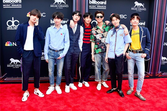 Group BTS (BTS, RM Jean Sugar Jay Hop Jimin Vu Jungkuk) is receiving the expectation of former World fans with reversal comeback.BTS released its regular 3rd album Love Yourself (LOVE YOURSELF Tear) at 6 p.m. on the 18th.In particular, Tier swept the top of the iTunes Top Album charts in all 65 World regions, including United States of America and the United Kingdom, and the title song Fake Love also topped the list of 52 Top Song charts.In addition, Fake Love Music Video has continued its record march every day, exceeding 10 million and 20 million views of YouTube in the shortest time of Korean singer even in more than 5 minutes.The first stage will also be held overseas, not in Korea, at the 2018 Billboard Music Awards (BBMA), which boasts world-renowned authority.BTS will present its world premiere on Fake Love at the 2018 Billboard Music Awards at the United States of Americas MGM Grand Garden Arena on Tuesday.In addition, we are looking forward to seeing BTS, which won the Top Social Artist award at the 2017 United States of America Billboard Music Awards last year, overtaking World Artists such as Justin Bieber and Ariana Grande.The broadcast is also noticeably different.Earlier, BTS completed the recording of the United States of America NBC famous talk show The Ellen DeGeneres Show after the arrival of United States of America, and has performed various schedules such as various United States of America media interviews and radio broadcast appearances.Many local media are showing high interest in the BTSs actions.Mike Mahan, CEO of Billboard Music Awards production company Dick Clark Productions, said of these BTSs, World influence is obvious, and also represents their current position.The Korean idol group is trying to write a new K-pop history with an amazing syndrome for all worlds, and BTS is at the center of it.Obviously, the water that is played compared to any domestic artist in the meantime is a different reversal comeback.
