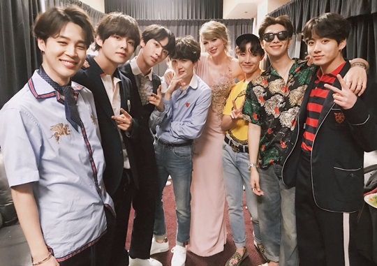 Group BTS (BTS, RM Jean Sugar Jay Hop Ji Min Vu Jung Kook) was honored with the award at the 2018 Billboard Music Awards (BBMA) as former World people watched.They are the ones who are in the ranks of the World idol group.BTS won the Top Social Artist award following last year at the 2018 Billboard Music Awards at the MGM Grand Canyon Garden Arena in Las Vegas on Tuesday (local time).The winner of the Korean singer at the Billboard Music AwardsAlthough Psy has received the video award of Top Streaming Song for Gangnam Style, BTS is the first to win the idol group for the second consecutive year.In particular, this years award overtaking Worldly The Artists such as Justin Bieber, Ariana Grande, Demi Lovato, and Sean Mendes in the category also weighed their popularity.BTS is now a Worldly The Artist who has crossed the country.The invitation to the 2018 Billboard Music Awards can support the reason, but it is encouraging that it has won the award.He was baptized in the first row with top stars who were in the 2018 Billboard Music Awards, and was indeed one of the main characters of the awards ceremony.As proof of this, World Celebs such as Taylor Swift, John Legend, Purell Williams, Lil Perm, DJ Khalid, Tyra Banks, and Frankie Grande have posted authentication shots in real time on their SNS as if they are proud of their presence with BTS.Their praise phrases such as BTS 4EVER (BTS Eternal) and Its hard to get out of the afterlife of BTS once again proved BTSs World status.Near the MGM Grand Canyon Garden Arena where the awards ceremony was held was crowded with fans looking to watch BTS; there was a huge cheer followed every time the sissingsak began and the BTS was seen on screen.In addition, a number of foreign fans with a number of cheering sticks, BTS and a Korean placard with the names of the members were also captured.Famous musicians such as Sean Mendez are surprised by the shout of BTS, and the camera catches their heads.In particular, BTS added meaning to the new song Fake Love (FAKE LOVE) as the second performer at the end of the awards ceremony.And for the first time as an Asian singer, he wrote a history of comeback stage through 2018 Billboard Music Awards.Kelly Clarkson, who appeared to introduce BTS, also attracted Eye-catching with a large pink earplug in preparation for the cheers as if he knew their popularity.BTS overwhelmed the crowd with a tight stage to match the introduction of The Greatest Boy Band in World.The audience sang the lyrics of the new song Fake Love, which was only three days after it was released, and produced a spectacular spectacular chorus.It was enough to show the current status of BTS, which is definitely loved by the global community.
