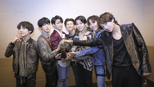 Group BTS (BTS, RM Jean Sugar Jay Hop Ji Min Vu Jung Kook) was honored with the award at the 2018 Billboard Music Awards (BBMA) as former World people watched.They are the ones who are in the ranks of the World idol group.BTS won the Top Social Artist award following last year at the 2018 Billboard Music Awards at the MGM Grand Canyon Garden Arena in Las Vegas on Tuesday (local time).The winner of the Korean singer at the Billboard Music AwardsAlthough Psy has received the video award of Top Streaming Song for Gangnam Style, BTS is the first to win the idol group for the second consecutive year.In particular, this years award overtaking Worldly The Artists such as Justin Bieber, Ariana Grande, Demi Lovato, and Sean Mendes in the category also weighed their popularity.BTS is now a Worldly The Artist who has crossed the country.The invitation to the 2018 Billboard Music Awards can support the reason, but it is encouraging that it has won the award.He was baptized in the first row with top stars who were in the 2018 Billboard Music Awards, and was indeed one of the main characters of the awards ceremony.As proof of this, World Celebs such as Taylor Swift, John Legend, Purell Williams, Lil Perm, DJ Khalid, Tyra Banks, and Frankie Grande have posted authentication shots in real time on their SNS as if they are proud of their presence with BTS.Their praise phrases such as BTS 4EVER (BTS Eternal) and Its hard to get out of the afterlife of BTS once again proved BTSs World status.Near the MGM Grand Canyon Garden Arena where the awards ceremony was held was crowded with fans looking to watch BTS; there was a huge cheer followed every time the sissingsak began and the BTS was seen on screen.In addition, a number of foreign fans with a number of cheering sticks, BTS and a Korean placard with the names of the members were also captured.Famous musicians such as Sean Mendez are surprised by the shout of BTS, and the camera catches their heads.In particular, BTS added meaning to the new song Fake Love (FAKE LOVE) as the second performer at the end of the awards ceremony.And for the first time as an Asian singer, he wrote a history of comeback stage through 2018 Billboard Music Awards.Kelly Clarkson, who appeared to introduce BTS, also attracted Eye-catching with a large pink earplug in preparation for the cheers as if he knew their popularity.BTS overwhelmed the crowd with a tight stage to match the introduction of The Greatest Boy Band in World.The audience sang the lyrics of the new song Fake Love, which was only three days after it was released, and produced a spectacular spectacular chorus.It was enough to show the current status of BTS, which is definitely loved by the global community.