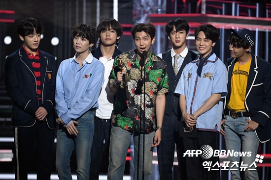 At the 2018 Billboard Music Awards, BTS won the Top Social The Artist Award for the second consecutive year, raising the status of the Global The Artist.The 2018 Billboard Music Awards (2018 BBMA) was held at the MGM Grand Garden Arena in Las Vegas on the 21st. Mnet delivered the site to the country on a live broadcast of satellites.The 2018 Billboard Music Awards was hosted by Kelly Clarkson Clarkson, and Mnet satellite exclusive live broadcasts were played by Ahn Hyun-mo, Yoon Sang and Kang Myung-seok.BTS, which won the top social arts award last year and was honored with the award at the Billboard Music Awards for the first time as a Korean singer, won the top social arts award for the second consecutive year and was delighted with former world fans and Korean music fans.BTS, who was awarded the prize, said, I am grateful that leader RM first gave me a prize for two consecutive years.I have been receiving it twice in a row, so I thought about what social means to us. Many people told me that BTS music changes my life. I learned how much music means to say that it is music. Ji Min said in Korean, This award is yours. I am truly grateful and loving.BTS released its new song Fake Love (FAKE LOVE) for the first time in the former World.Host Kelly Clarkson Clarkson said, I think I should wear earplugs on a big shout, he said. I am the best boy group in World.BTS filled the stage with the dance of seven members without dancers, especially when Fake Love resonated, with both local audiences and The Artists enthusiastically responding to the stage.The singer of the year honor went to Ed Sheeran, who unfortunately failed to attend the scene because of the schedule.Ed Sheeran said, I will receive the first prize on the Billboard, and I thank all those who have been with me.Meanwhile, the 2018 Billboard Music Awards were full of mourning and memorial atmosphere.In the opening, Kelly Clarkson sent a message of mourning and remembrance, arguing that we must change so that we do not fear our children by sending them to school and church referring to the high school shooting that took place in his hometown of Texas on the 18th, and Sean Mendes and Khalid also staged a Youth to mourn the victim.Chainsmokers expressed regret over Aviciis sudden death, which was called the future of EDM, and delivered a memorial address to his regret at the Top Dance/Electronic Song award speech.The stage of Legends was also unfolded.Cristiano Ronaldo Aguilera performed her new song Fall in Line, which was released in six years. Janet Jackson, who won the Icon Award, went live in nine years and performed hits such as Nasty and If.In particular, Janet Jackson came to the water stage and gave a message to the world for which women are no longer oppressed.Below is a list of winners of the 2018 Billboard Music Awards (Songs)▲ Top The Artist: Ed Sheeran ▲ Top Women The Artist Award: James Taylor Society for Worldwide Interbank Financial Tele ▲ Top New Artist Award: Khalid ▲ Top Social The Artist Award: BTS ▲ Top Selling Album: James Taylor Society for Worldwide Interbank Financec Tel REPUTATION ▲ Top 100 Songs: Luis Fonsi Despacito ▲ Top Iruvar/group: Imagine Dragons ▲ Top Billboard 200 The Artist: Drake ▲ Top Hot 100 The Artist: Ed Sheeran ▲ Top Streaming Songs The Artist: Kendrick Lamar Jackson ▲ Top Song Sales The Artist: Ed Sheeran ▲ Top Radio Songs The Artist: Ed Sheeran ▲ Top Touring The Artist: U2 ▲ Top R&B The Artist: Brüno Massu Engira Masillamani ▲ Top R&B Men The Artist: Brüno Massu Engira Masillamani ▲ Top R&B Women The Artist: SZA ▲ Top R&B Tour: Brüno Mass U Engira Masillamani ▲ Top Lab The Artist: Kendrick Lamar Jackson ▲ Top Lab Men The Artist: Kendrick Lamar Jackson ▲ Top Lab Women The Artist: Cardi Bee ▲ Top Lab Tour: JAY-Z ▲ Top Country The Artist: Cristiano Ronaldo Stapleton ▲ Top Country Men The Artist ; Cristián O Ronaldo Stapleton ▲ Top Country Women The Artist: Maren Morris ▲ Top Country Iruvar/group The Artist: Florida Georgia Line ▲ Top Country Tour: Luke Bryan ▲ Top Rock The Artist: Imagine Dragons ▲ Billboard Chart Achievement Awards: Camilla Cabeyo ▲ Top Rap Song: Post Malone Rockstar ▲ Top Dance/Electronic Song: Chainsmokers Something Just Like This ▲ Icon Awards: Janet JacksonPhoto: Mnet, AFPBNEWS=NEWS1