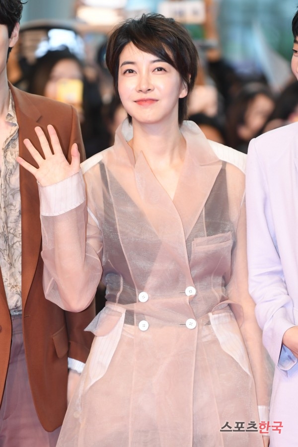 Actor Jin Seo-yeon attends the red carpet event for the movie Believer (director Lee Hae-young) at Time Square in Yeongdeungpo-gu, Seoul on the afternoon of the 21st.The film Believer is a story about the story of a detective, Cho Jin-woong, who will work with Lees member, Ryu Jun-yeol, to catch Lee, who is an unidentified boss of Koreas largest drug organization.Cho Jin-woong Ryu Jun-yeol Kim Sung-ryong Park Hae-jun Jin Seo-yeon Kang Seung-hyun Cha Seung-won Kim Joo-hyuk and others will appear.