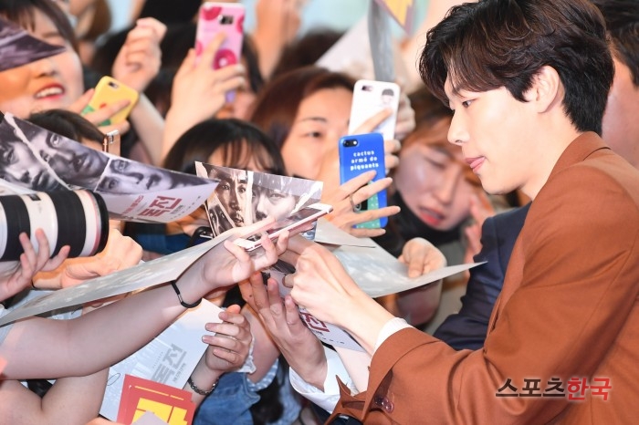 Actor Ryu Jun-yeol attends the film Believer (director Lee Hae-young) red carpet event at Time Square in Yeongdeungpo-gu, Seoul on the afternoon of the 21st.The film Believer is a story about the story of Detective One, who is working with Lees member, Ryu Jun-yeol, to catch Lee, the unidentified boss of Koreas largest drug organization.Cho Jin-woong Ryu Jun-yeol Kim Sung-ryung Hae-jun Park Jin Seo-yeon Kang Seung-hyun Cha Seung One Kim Joo-hyuk and others appear.Opening on the 22nd.