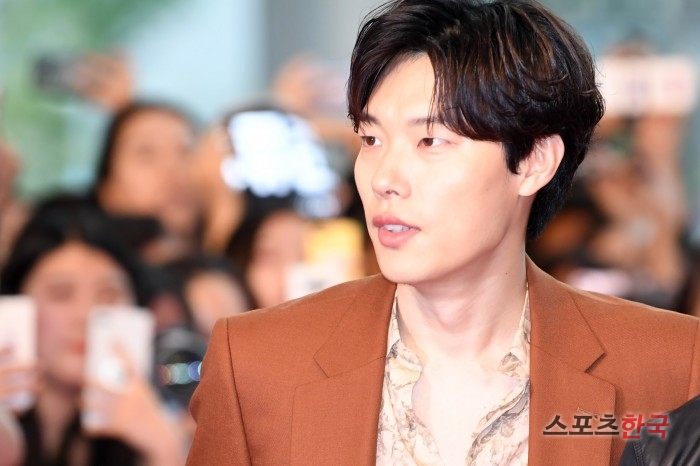 Actor Ryu Jun-yeol attends the film Believer (director Lee Hae-young) red carpet event at Time Square in Yeongdeungpo-gu, Seoul on the afternoon of the 21st.The film Believer is a story about the story of Detective One, who is working with Lees member, Ryu Jun-yeol, to catch Lee, the unidentified boss of Koreas largest drug organization.Cho Jin-woong Ryu Jun-yeol Kim Sung-ryung Hae-jun Park Jin Seo-yeon Kang Seung-hyun Cha Seung One Kim Joo-hyuk and others appear.Opening on the 22nd.